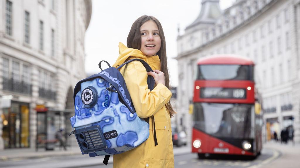 Eleanor Woods A 12 ans, elle crée un sac à dos qui dépollue l'air en ville