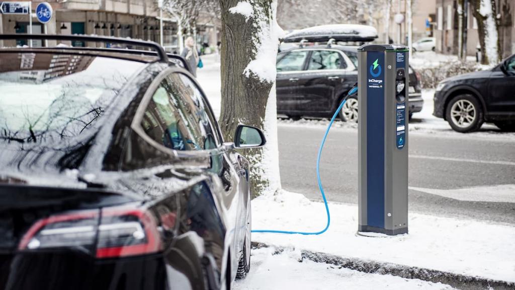 Voiture électrique garée à Stockholm