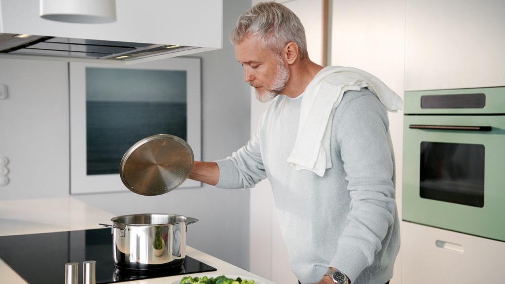 Homme qui cuisine zéro déchet