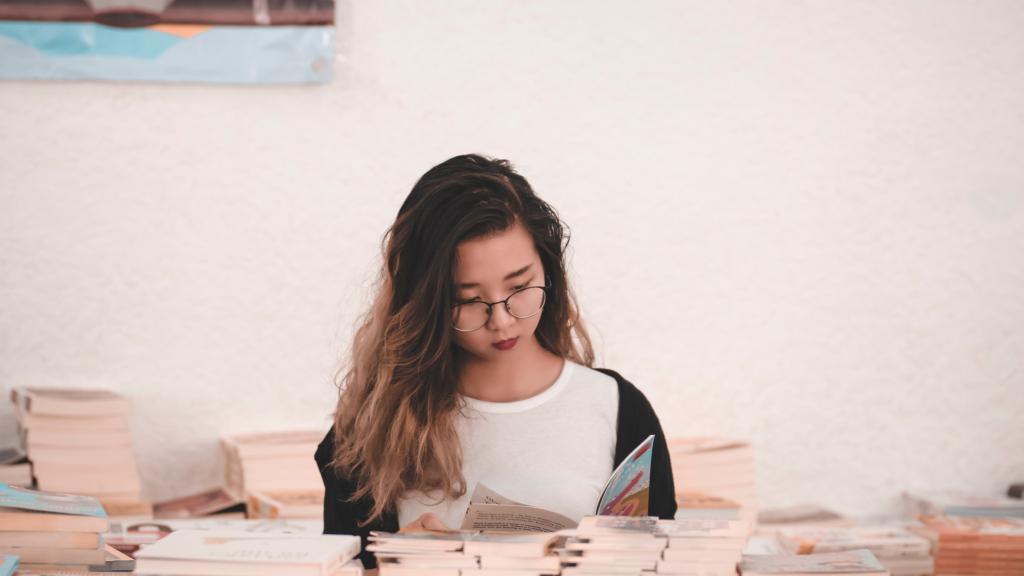 Femme qui achète des livres chez Expodif