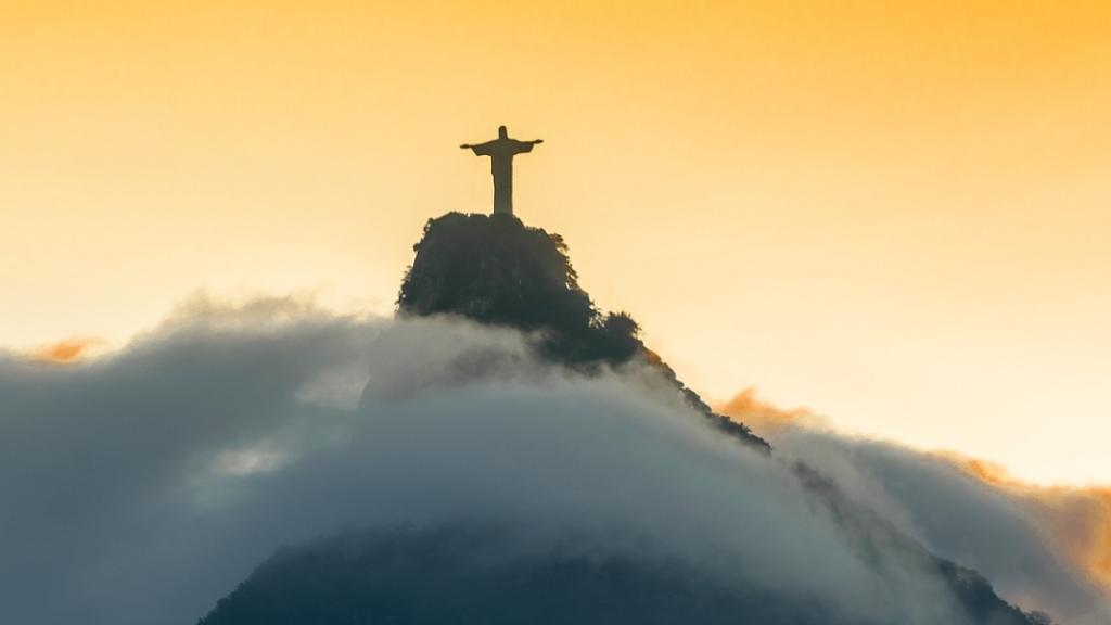 Si on devait choisir un mot pour évoquer le Brésil, on pourrait parler de “diversité”. Le plus grand pays d’Amérique du sud et cinquième plus grand du monde possède en effet une incroyable géographie, qui fait de lui l’un des plus riches et variés sur le plan naturel. Parlons planète vous en parle aujourd’hui. 🇧🇷  H2 : Un immense pays aux frontières multiples  Le plus grand pays d'Amérique du Sud partage ses frontières avec 10 pays du continent, à l'exception de deux, le Chili et l'Équateur. Avec sa grand
