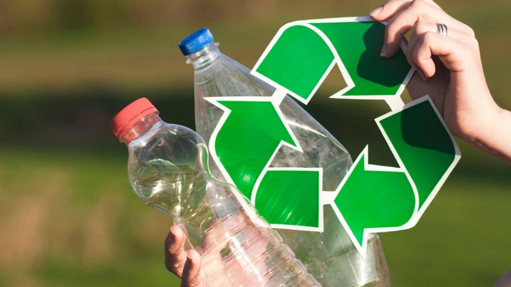 Du plastique au vinaigre : comment la science transforme nos déchets