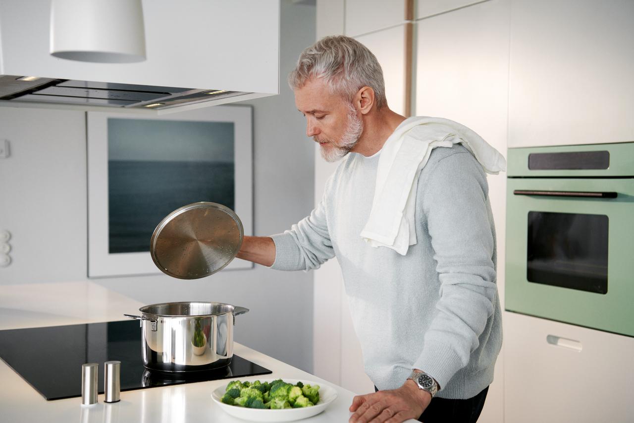 Homme qui cuisine zéro déchet