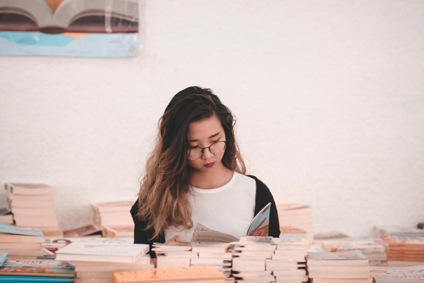 Femme qui achète des livres chez Expodif