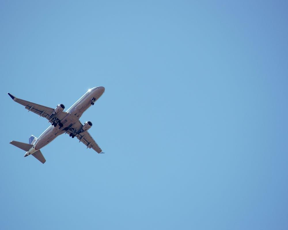Compenser l'empreinte carbone d'un vol en avion, comment faire ? 