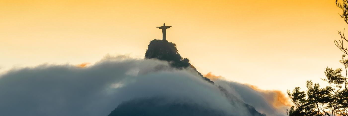 Si on devait choisir un mot pour évoquer le Brésil, on pourrait parler de “diversité”. Le plus grand pays d’Amérique du sud et cinquième plus grand du monde possède en effet une incroyable géographie, qui fait de lui l’un des plus riches et variés sur le plan naturel. Parlons planète vous en parle aujourd’hui. 🇧🇷  H2 : Un immense pays aux frontières multiples  Le plus grand pays d'Amérique du Sud partage ses frontières avec 10 pays du continent, à l'exception de deux, le Chili et l'Équateur. Avec sa grand