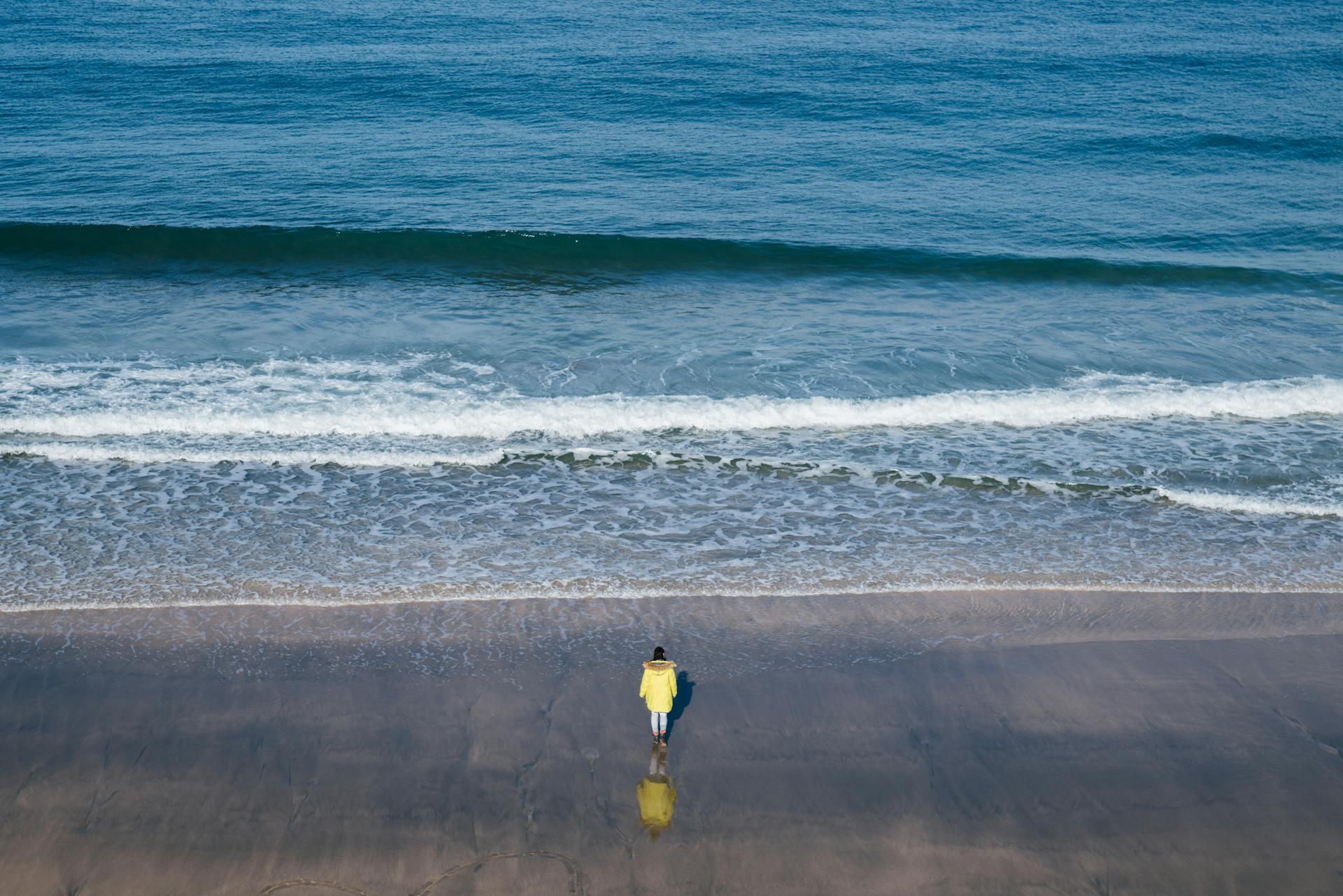 une personne en bord de mer regardant l'horizon