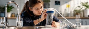 Une lycéenne invente un filtre capable d’éliminer 96 % des microplastiques de l’eau du robinet