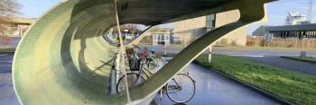 Quand une pale d’éolienne devient un abri à vélos